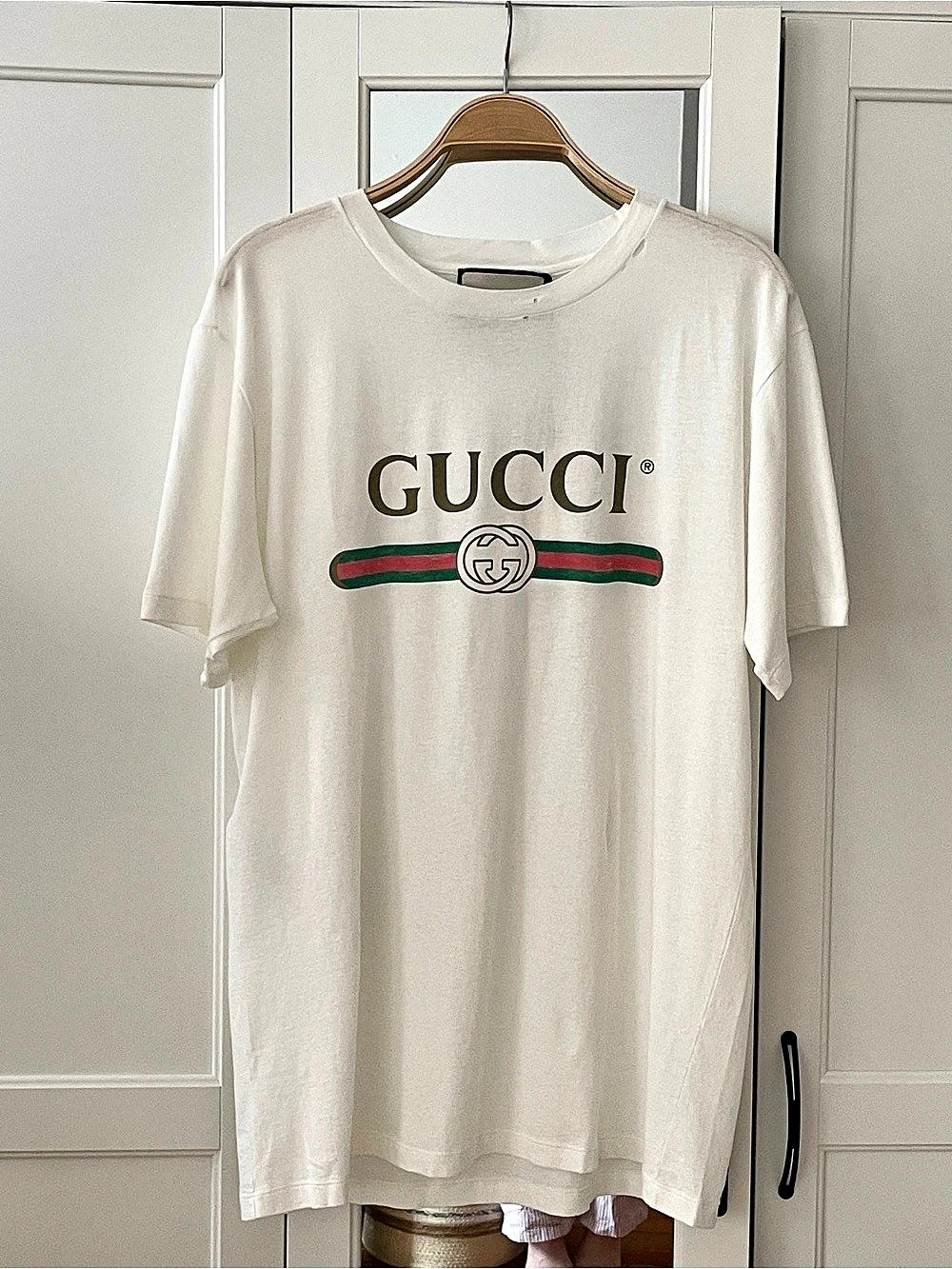 Gucci distressed logo tee w/ flower appliqué NWT